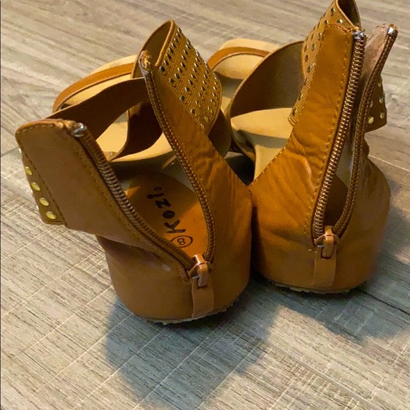 Women Flat Sandals - Picture 2 of 4